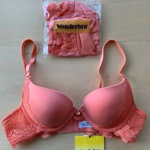 Wonderbra 34A push-up bra and panty set